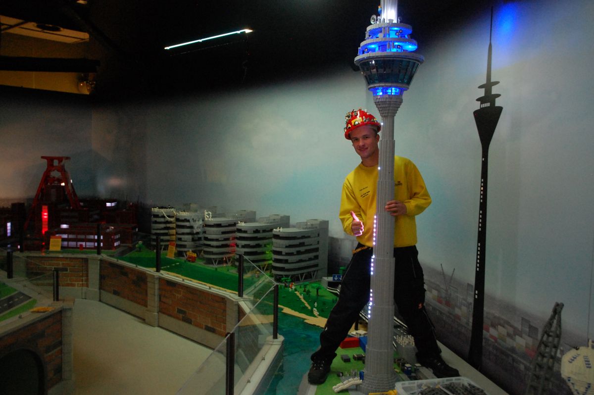 Stolz präsentiert Dennis Grünenbaum seinen LEGO Turm