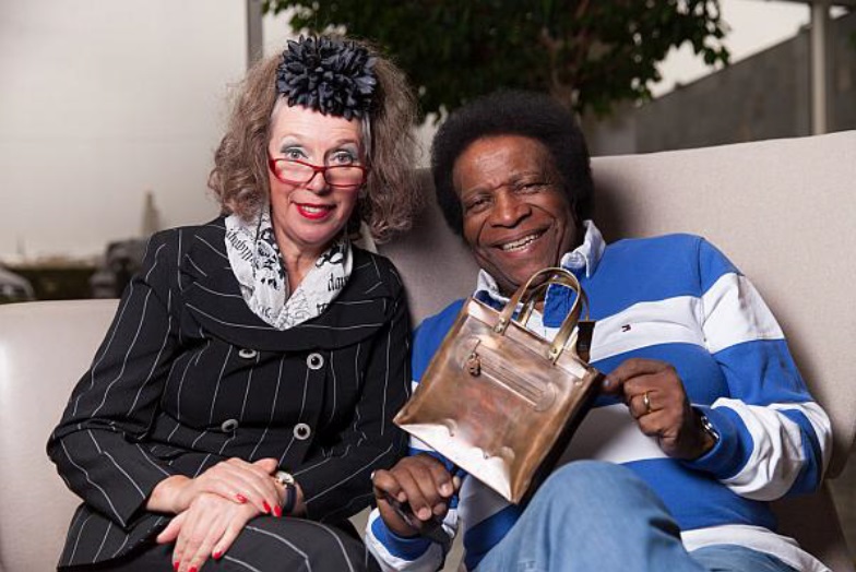 Ein Herz und eine Tasche: Irmgard Knüppel und Roberto Blanco. Foto: HTWWWM / Norbert Mispelbaum