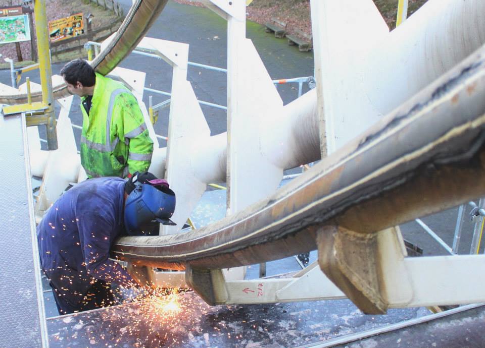 Schweißarbeiten an der Achterbahn SpeedSnake