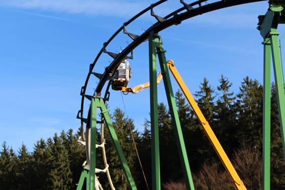 Lackierarbeiten an der Achterbahn SpeedSnake