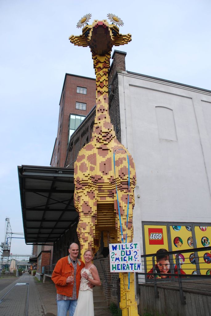 Heiratsantrag vor der Lego Giraffe