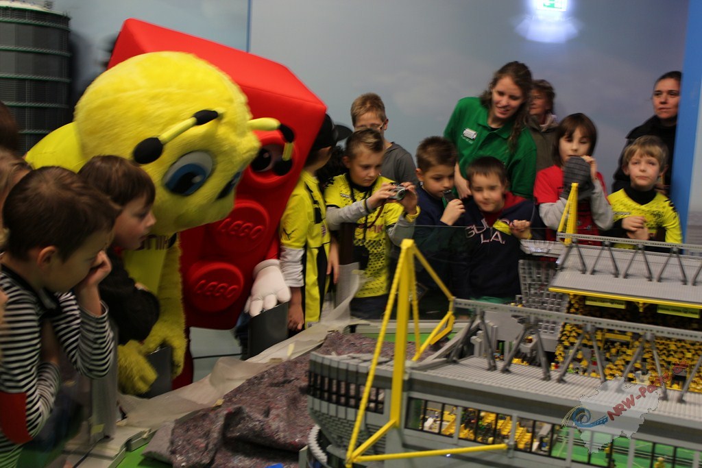 die Maskottchen des BVB und des Legoland Discovery Centre Oberhausen