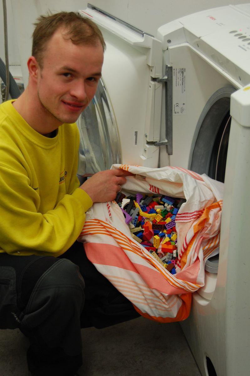 Die Legosteine werden in der Waschmaschine gereinigt