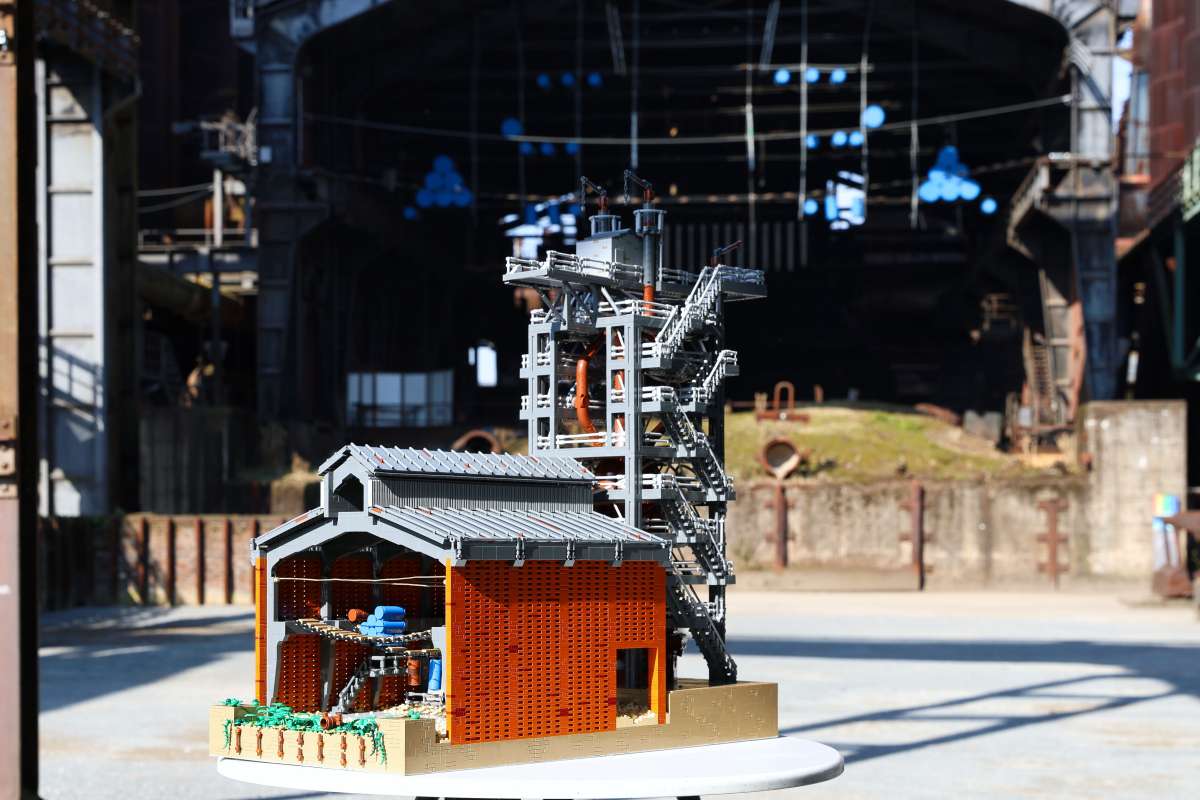 LEGO Hochofen Modell neben dem original Gebäude © Thomas Berns LEGO Hochofen Modell neben dem original Gebäude © Thomas Berns