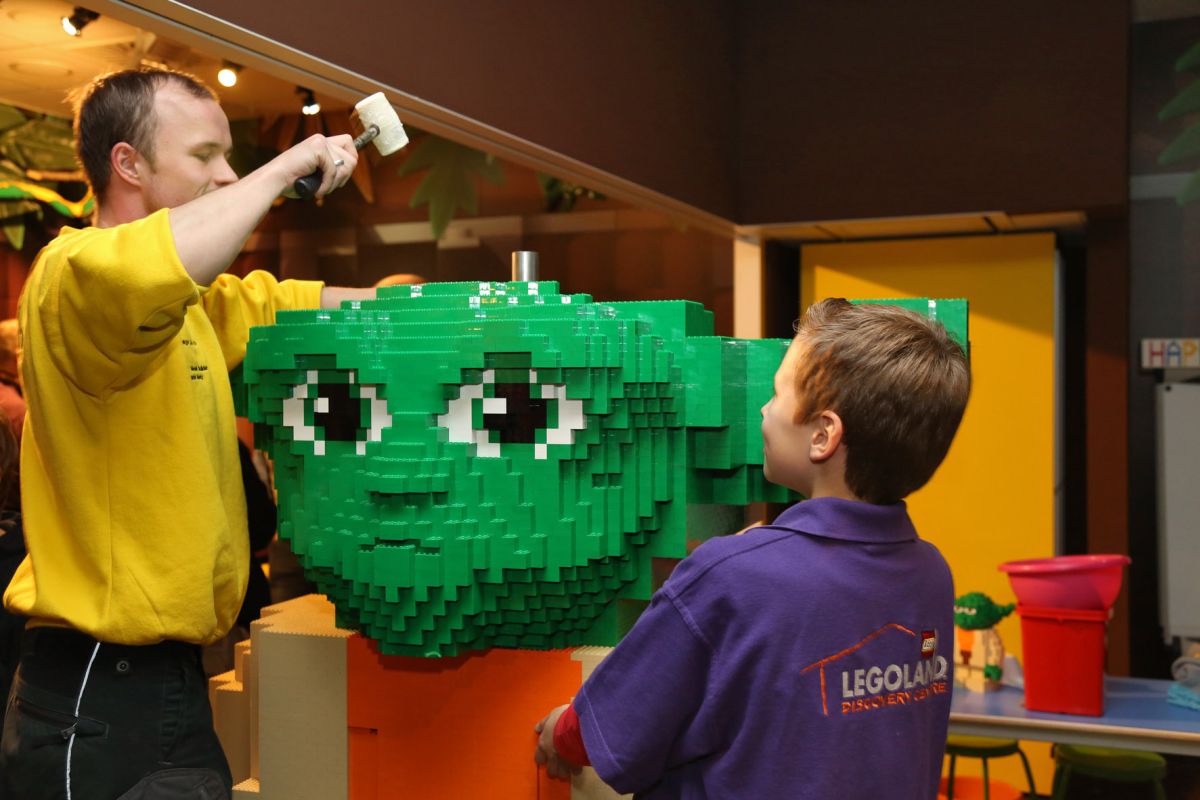 2013 mit dem lebensgroßen Meister Yoda noch auf der guten Seite der Macht, wechselt Master Model Builder Dennis in diesem Jahr auf die dunkle Seite und baut zusammen mit Kindern den lebensgroßen Darth Vader.