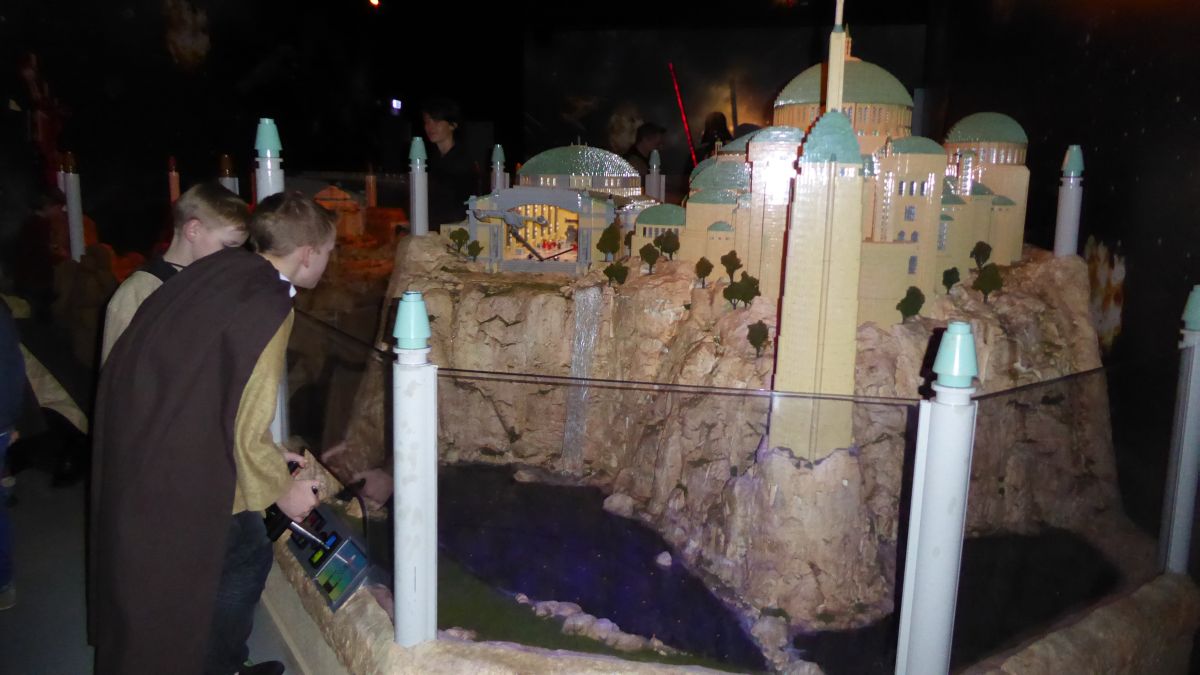 Star Wars-Familie besucht das neue LEGO Star Wars MINILAND Episode I in Oberhausen