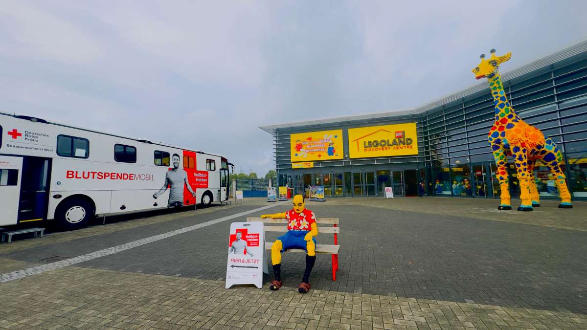 Das Blutspendemobil des DRK macht Station vor dem LEGOLAND® Discovery Centre Oberhausen – und informiert über die lebenswichtige Bedeutung von Blutspenden.