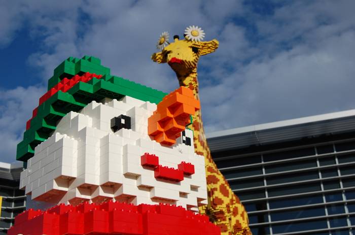 Schneemann und Giraffe vor dem Legoland Discovery Centre Oberhausen