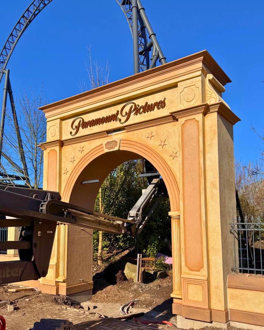 Paramount Pictures Torbogen für die neue Attraktion 2026 im Movie Park Germany