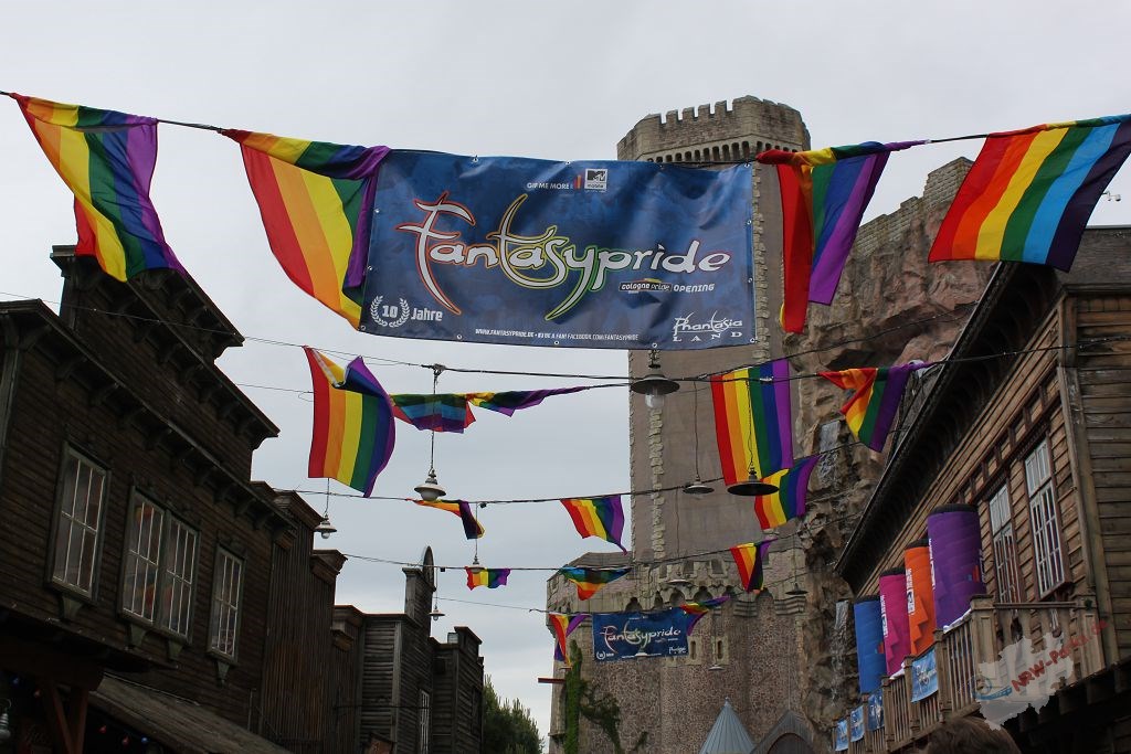 Regenbogenfahnen im Phantasialand