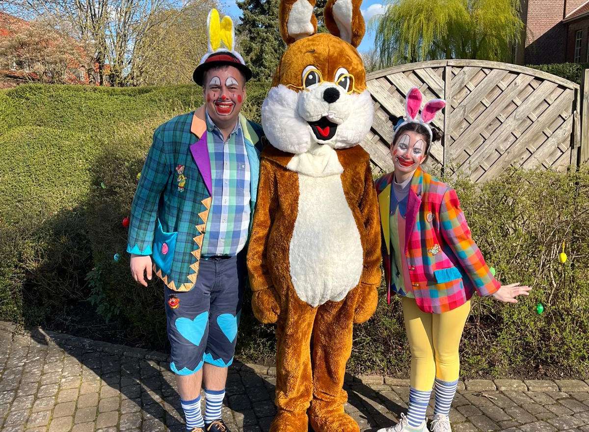 Clown Hops und Hopsi  mit Osterhasen