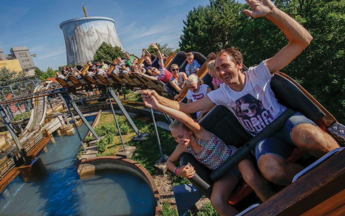 Archivbild - Mit Schwung in die neue Saison 2021 - Achterbahnfahrt in Kernie´s Familienpark (c)Wunderland Kalkar