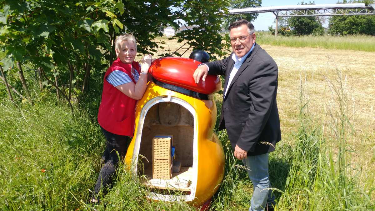 Uschi Minarek und Han Groot Obbink inspizieren das Bienenhotel. Einige Niströhren sind schon gefüllt und verschlossen.