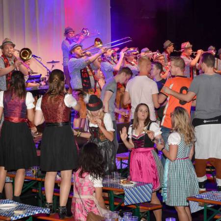 Es „oktoberfestelt“ im Wunderland Kalkar